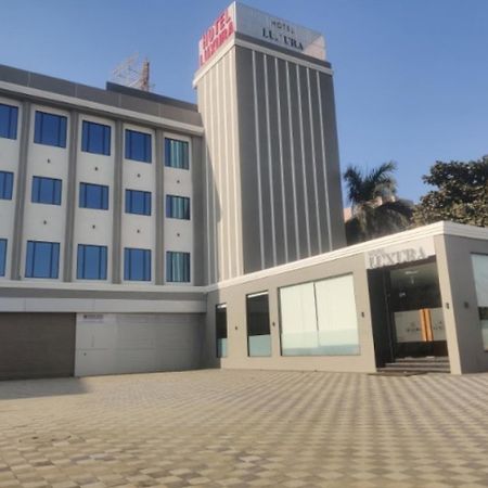 Hotel Luxura, أحمد أباد المظهر الخارجي الصورة