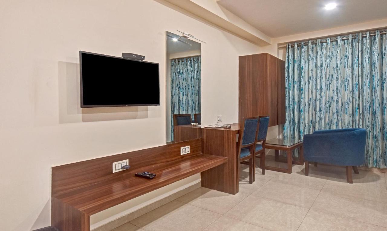 Hotel Luxura, أحمد أباد المظهر الخارجي الصورة