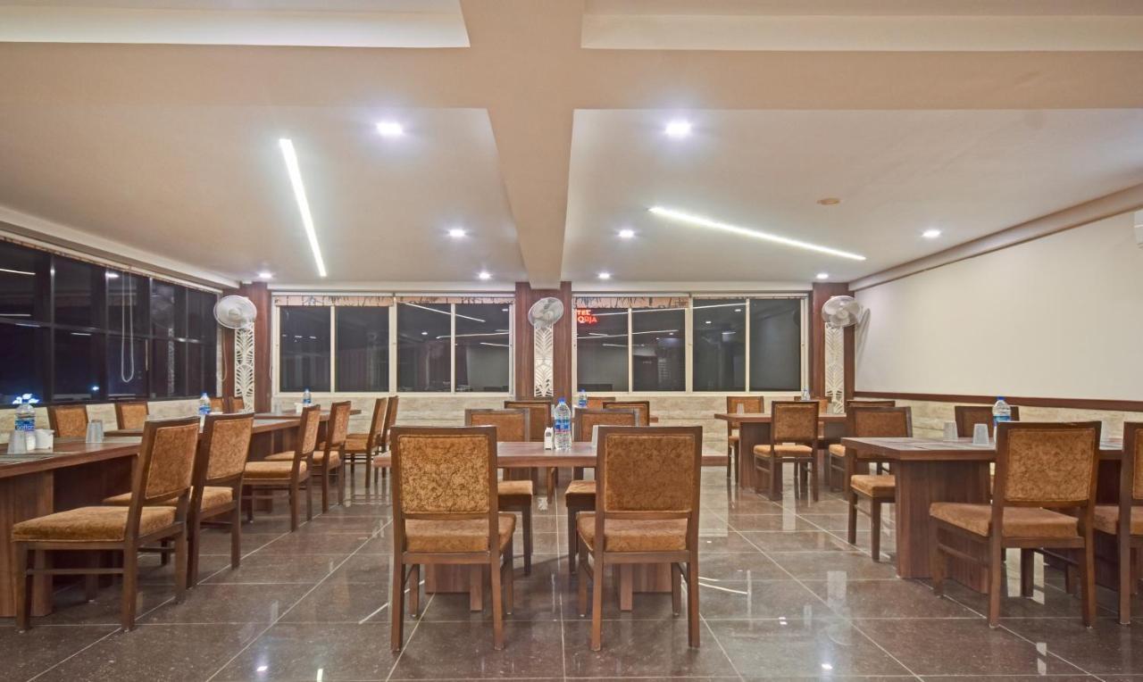 Hotel Luxura, أحمد أباد المظهر الخارجي الصورة