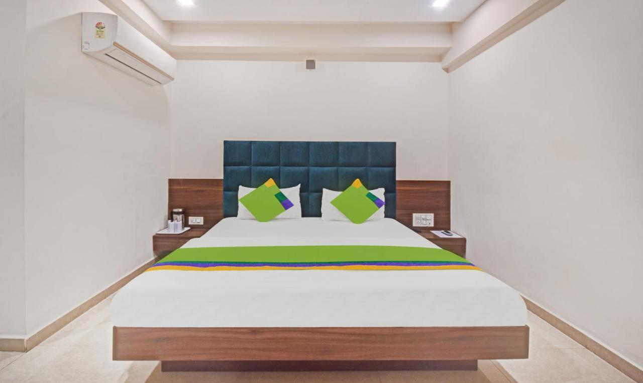 Hotel Luxura, أحمد أباد المظهر الخارجي الصورة