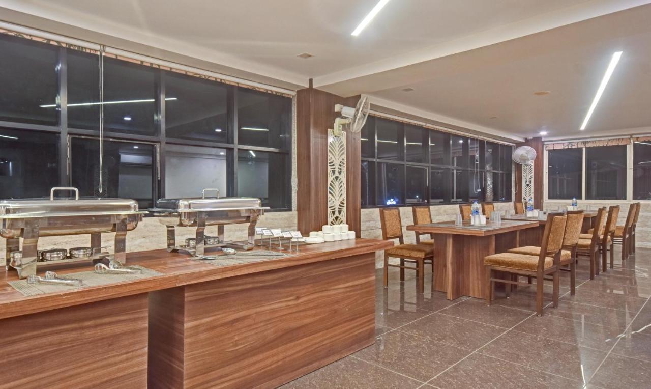 Hotel Luxura, أحمد أباد المظهر الخارجي الصورة