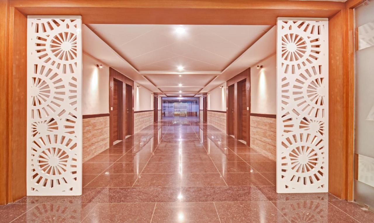 Hotel Luxura, أحمد أباد المظهر الخارجي الصورة