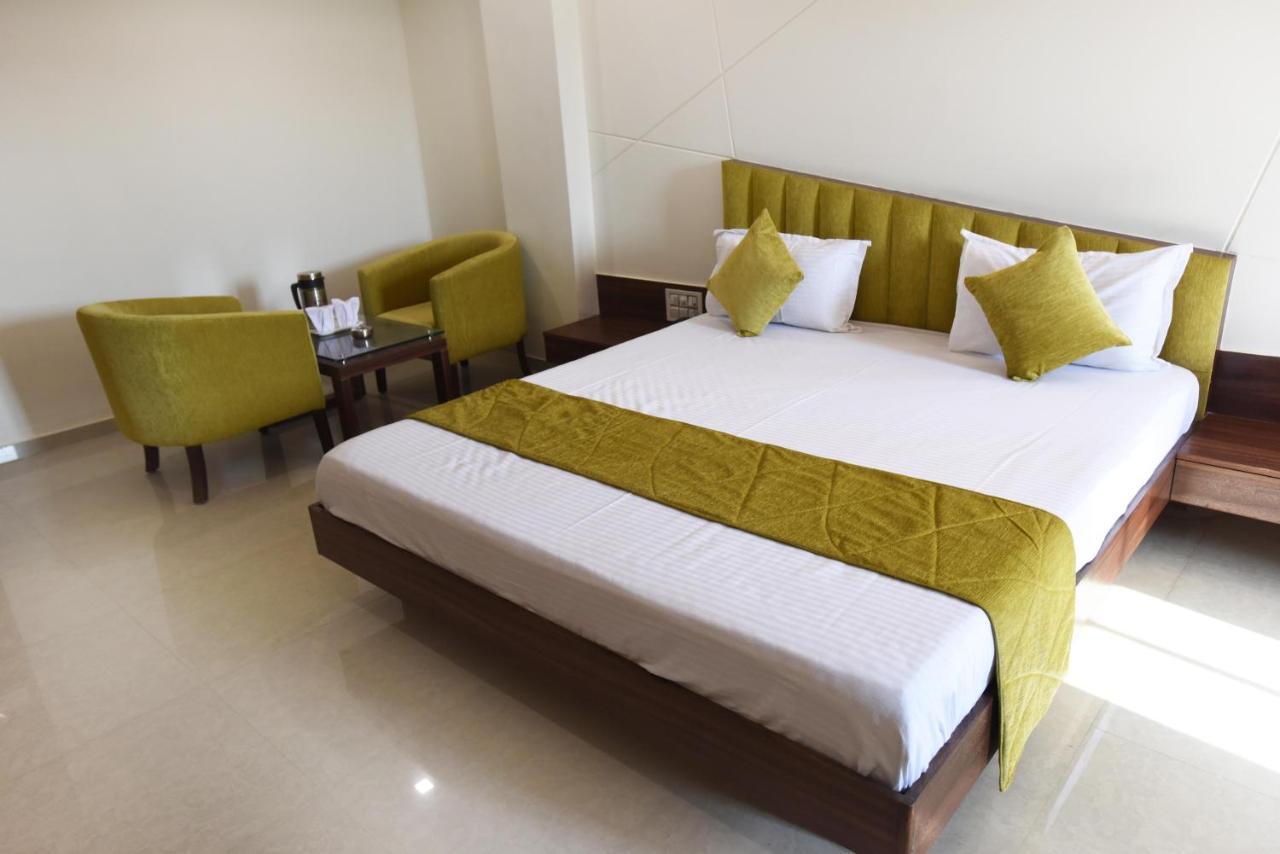 Hotel Luxura, أحمد أباد المظهر الخارجي الصورة