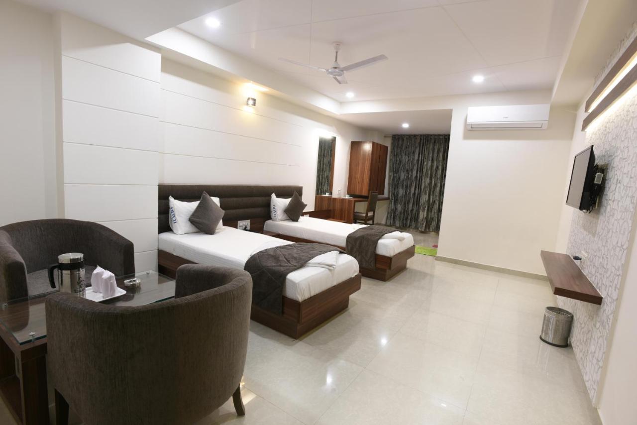 Hotel Luxura, أحمد أباد المظهر الخارجي الصورة