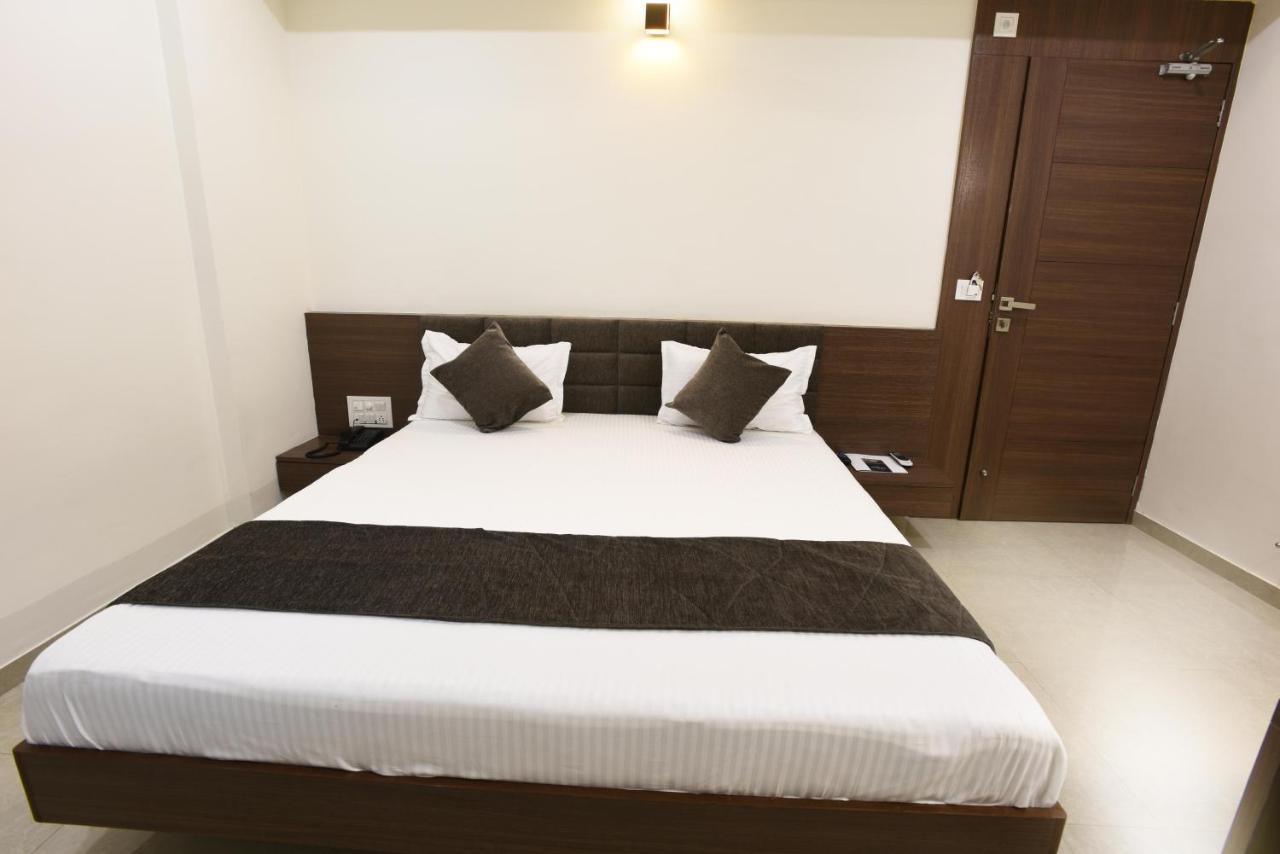 Hotel Luxura, أحمد أباد المظهر الخارجي الصورة