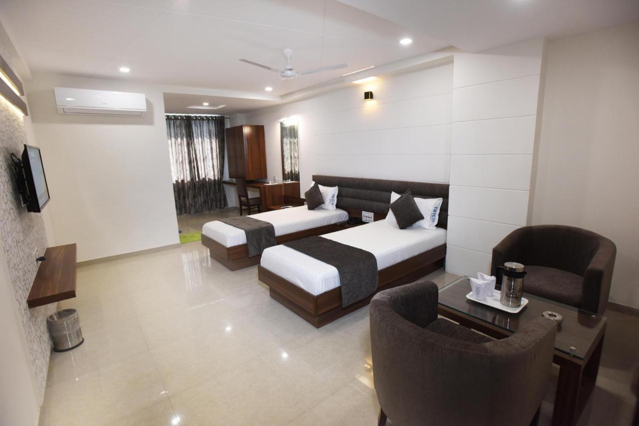 Hotel Luxura, أحمد أباد المظهر الخارجي الصورة