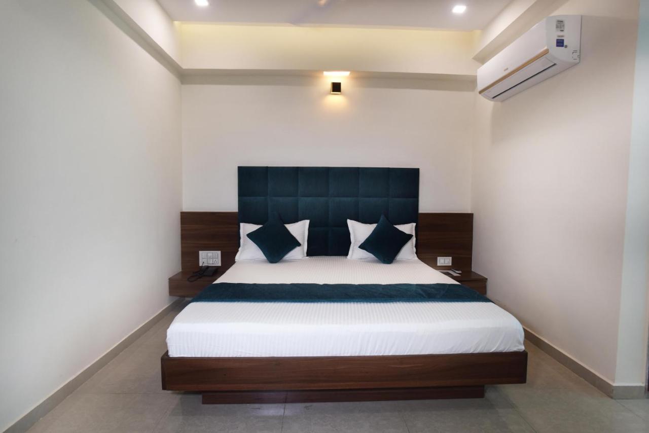 Hotel Luxura, أحمد أباد المظهر الخارجي الصورة