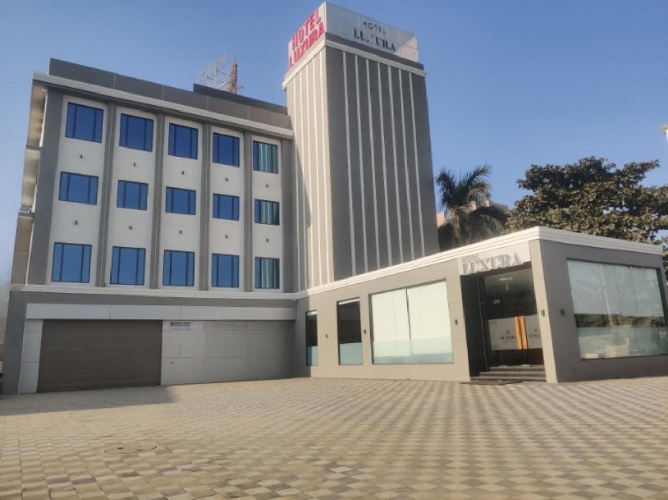 Hotel Luxura, أحمد أباد المظهر الخارجي الصورة